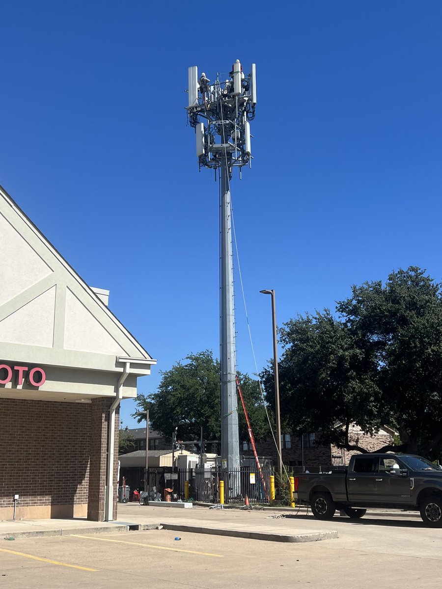 cancelind's tweet photo. 3rd party contractor (MASTEC) working on this AT&amp;T site! They have finally installed mid-band 5G (n77) and they are working on 1 sector now! Last Thursday, only 1 sector had new  equipment!

Located at West Park Row Drive &amp; Cooper Street in Arlington, Texas https://t.co/tLQGNpJ2K1