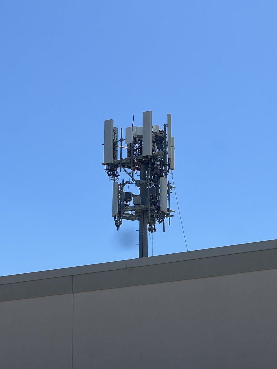 cancelind's tweet photo. 3rd party contractor (MASTEC) working on this AT&amp;T site! They have finally installed mid-band 5G (n77) and they are working on 1 sector now! Last Thursday, only 1 sector had new  equipment!

Located at West Park Row Drive &amp; Cooper Street in Arlington, Texas https://t.co/tLQGNpJ2K1