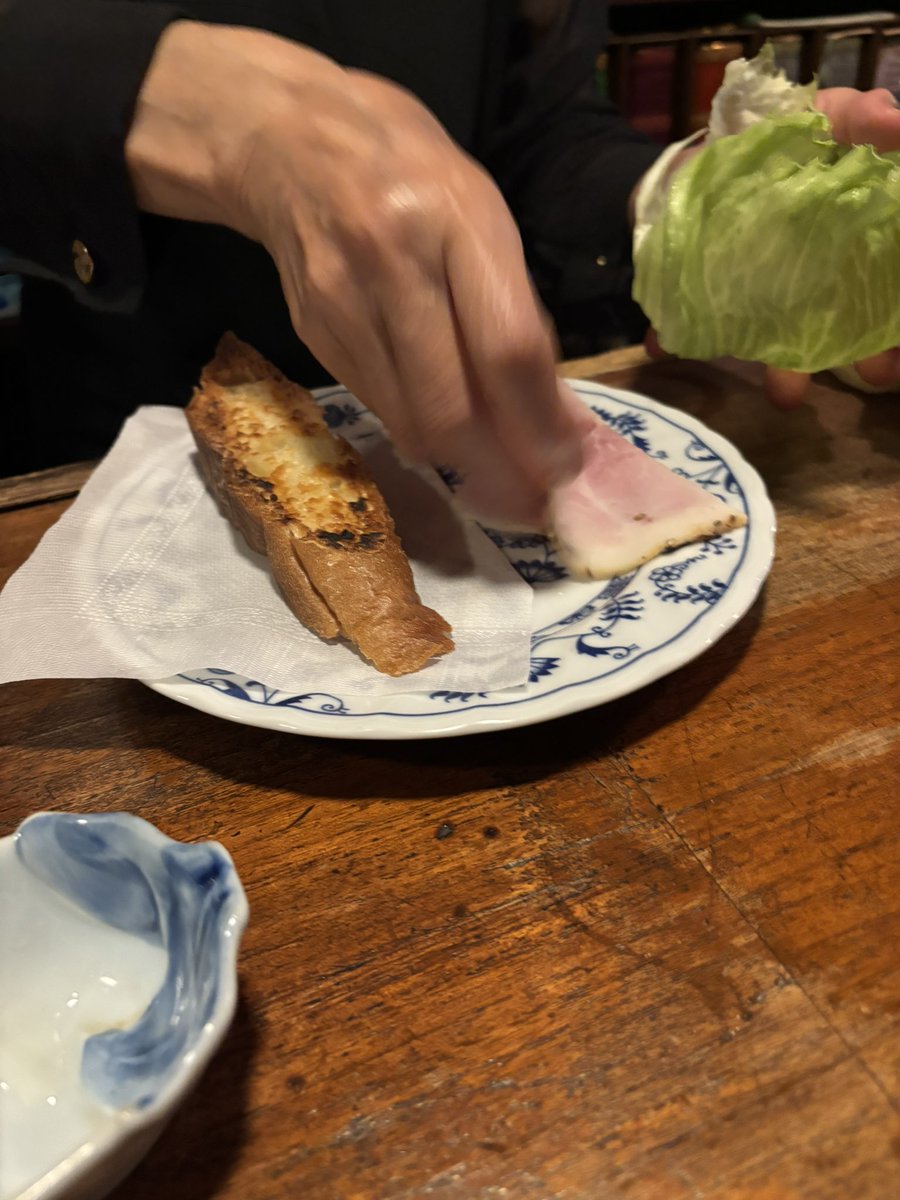 barflyfromhell's tweet photo. ガーリックトーストにハムを巻きさらにレタスで包んで食べるというこの店のレギュラー「ガーリックトースト」。なんで今まで教えてくんなかったんですかと問うと「いつもご飯食べてからくるじゃない」とありがたい気遣い。次から絶対食うけど

小岩 ナイトパブ ダンディ https://t.co/IFy1c2aOor