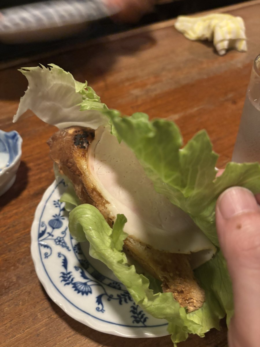 barflyfromhell's tweet photo. ガーリックトーストにハムを巻きさらにレタスで包んで食べるというこの店のレギュラー「ガーリックトースト」。なんで今まで教えてくんなかったんですかと問うと「いつもご飯食べてからくるじゃない」とありがたい気遣い。次から絶対食うけど

小岩 ナイトパブ ダンディ https://t.co/IFy1c2aOor