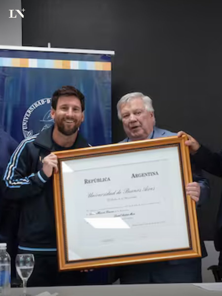 lanacionmas's tweet photo. 🔵 Messi recibió el doctorado Honoris Causa de la UBA

En el predio de la AFA en Ezeiza, el capitán recibió un diploma y una medalla como reconocimiento por su influencia dentro y fuera de la cancha. Se trata de la máxima distinción académica de la casa de altos estudios.

📌LN+ https://t.co/RTJ3WwdyRh