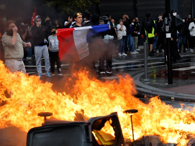 4ty_BottleBody's tweet photo. @FoxNews France really does not play around when it comes to protesting. https://t.co/9rIOMJdGd1