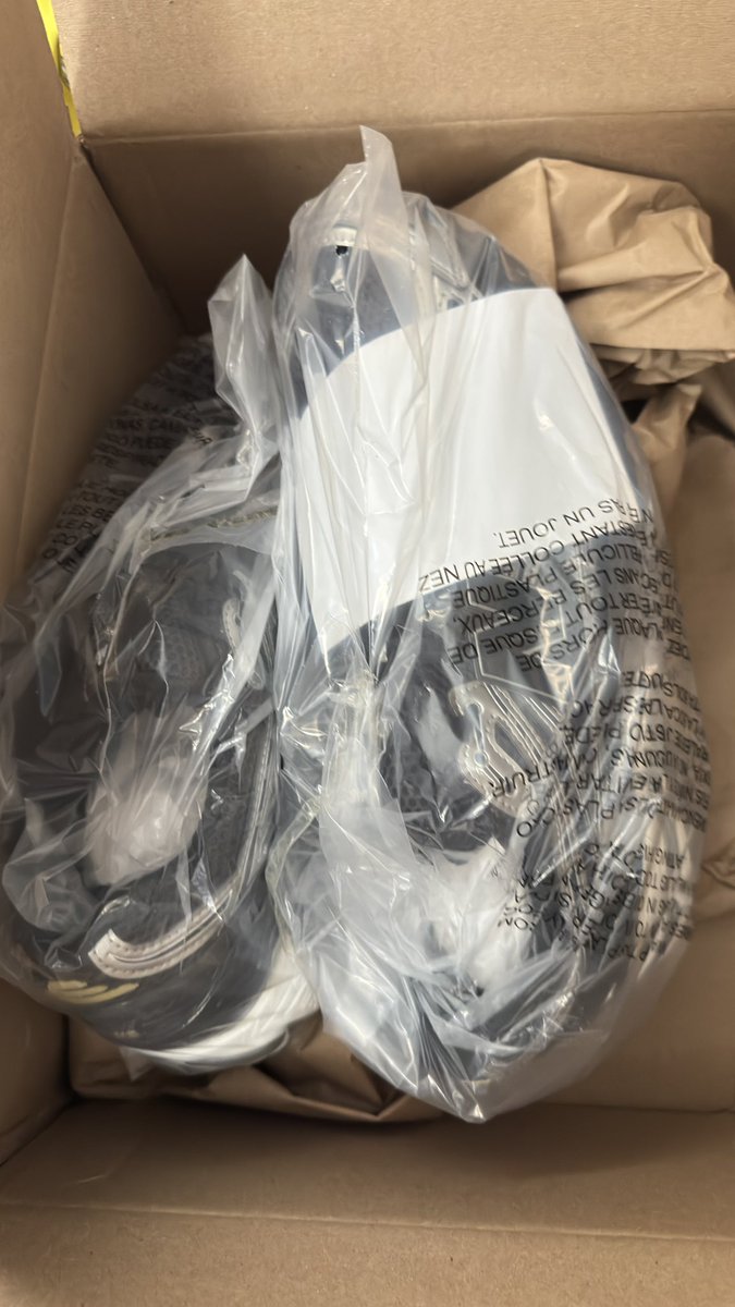 cslaughter9's tweet photo. @SneakerVisionz Must be why they’re on sale… they just shipped them bad boys out in plastic bags and no box lol. https://t.co/jwrWZjDqq0