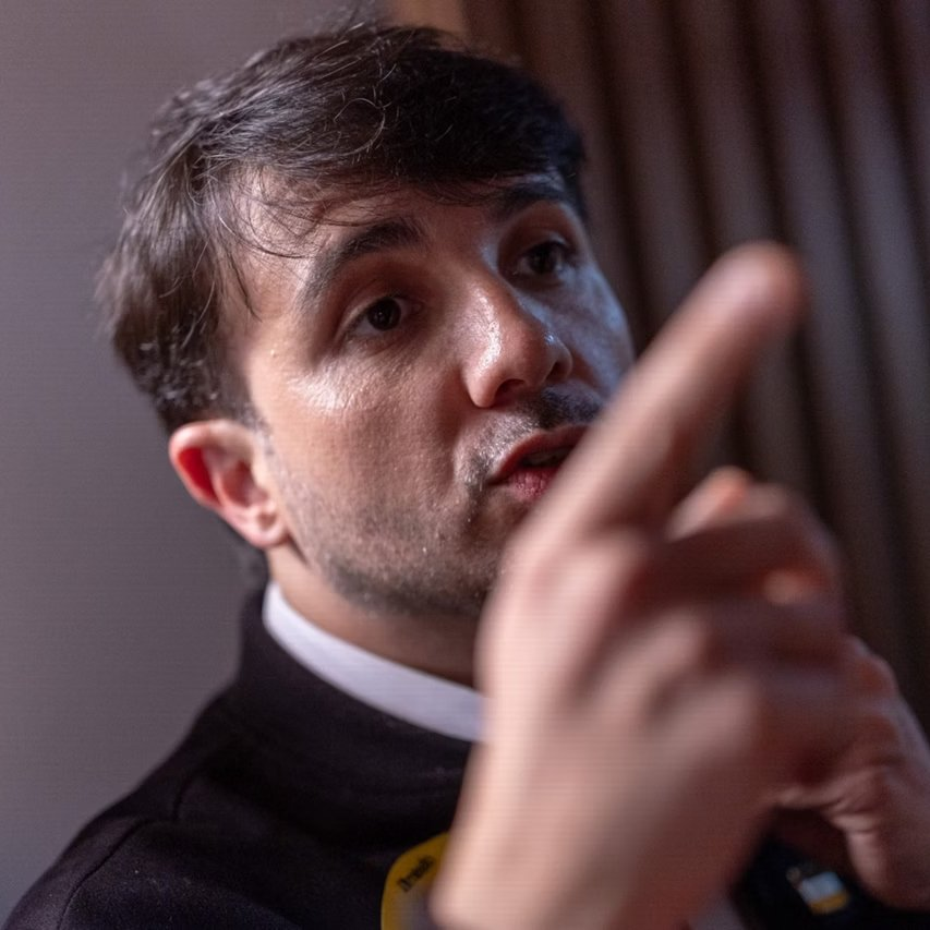 republiqueBRA's tweet photo. 🎓 ❌ Renan Santos defende o fim dos incentivos fiscais para as “unisquinas”, referindo-se a faculdades particulares de baixa qualidade, e diz que pretende remanejar os investimentos para áreas estratégicas de ciência e tecnologia. https://t.co/bYJsBg248d