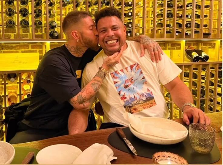 grlkissed's tweet photo. mesmo VELHO e GORDO o fenômeno ainda recebe beijinhos de sergio ramos https://t.co/ATR1P2g2r1