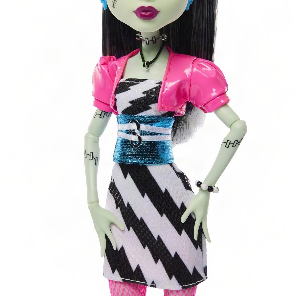 ghoulia_news's tweet photo. ANTES DELA TER UM NAMORADO PRA CADA PARTE DO CORPO!
Fotos de estoque da Frankie Stein na Creeproduction da linha "Dawn of the Dance" da G1 de Monster High!
A linha completa será lançada oficialmente em 1° de Outubro por $32,40 dolares!
Gostaram? https://t.co/qu8Ost30L1