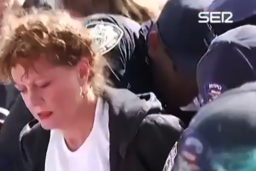 tiempoarg's tweet photo. ⚠️ Susan Sarandon fue arrestada por protestar contra Netanyahu frente a la ONU https://t.co/YLQm01f8nB https://t.co/y20MeF3naf