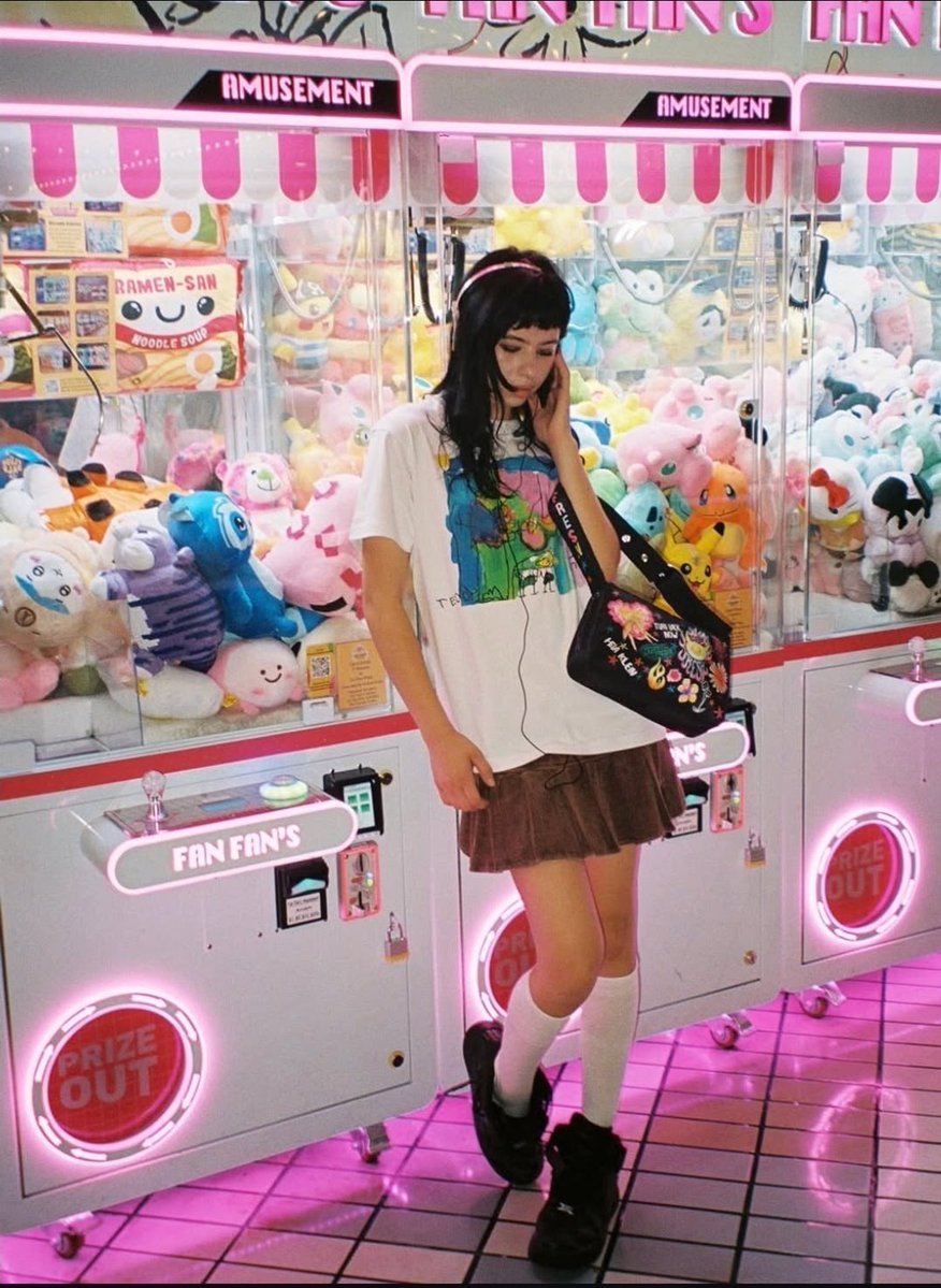 G1RLSTR1P's tweet photo. en los 2000s y en japón el estilo de fotos con juguetes y peluches era algo lindo estéticamente. no sexualizan lo infantil, simplemente son sesiones de fotos con juguetes y ya 🤷🏻‍♀️ https://t.co/5iEuPlpaYR