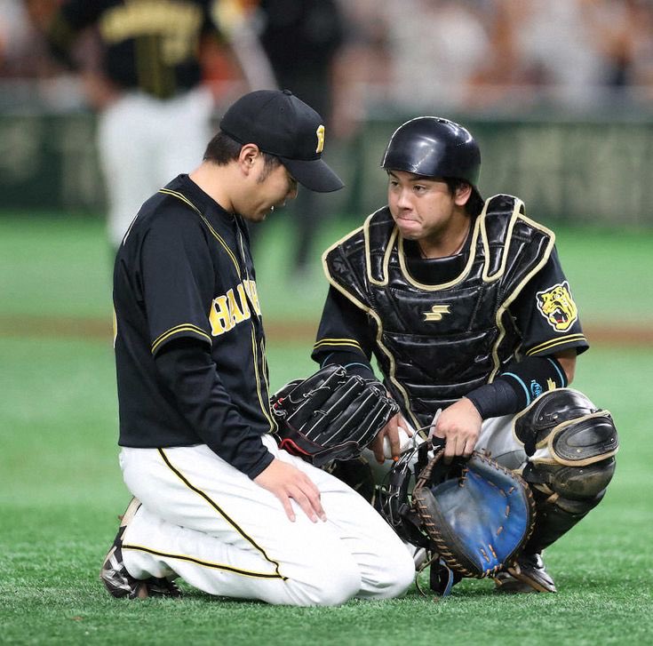 juliaredstar's tweet photo. 西勇輝投手の思い出は
CSのこの試合が真っ先に思い浮かびます

丸選手のスクイズをアウトに出来なくて
プロの投手が試合中に悔しさをここまで出して立てないのを初めて見た気がしました

梅ちゃんのまだいける！の励ましも昨日の事の様に思い出します

おいたん🐯阪神タイガースを
ありがとう��ざいました
本当にお疲れ様です。