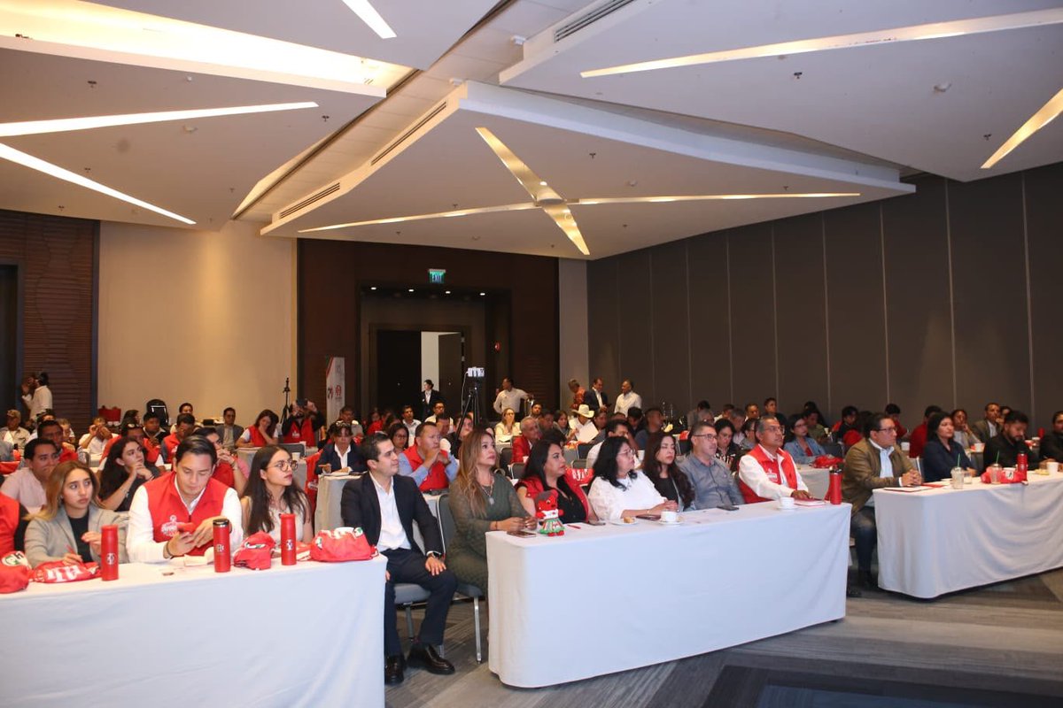 PRIdePUEBLA's tweet photo. 🔴 ¡La fuerza está en prepararnos juntos!

En el PRI Puebla fortalecemos voz, liderazgo y trabajo en territorio. 💪🏻

Con nuestra presidenta Xitlalic Ceja García, nuestro secretario general Lorenzo Rivera Nava participamos en la capacitación del @IRHfilialPuebla https://t.co/X9wetBdGE9