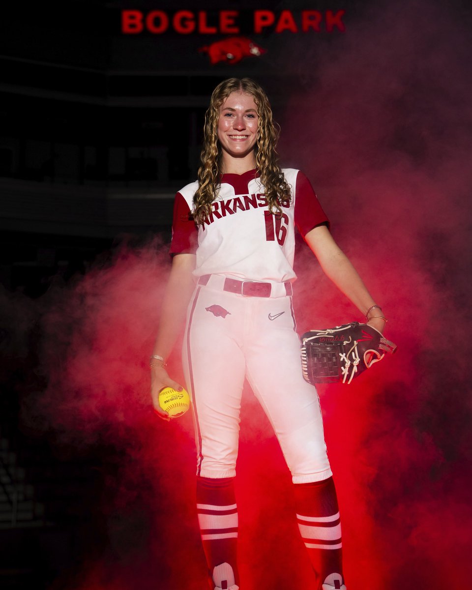 D1Softball's tweet photo. Right-handed pitchers Jessica Hinnant and Ava Lastovka are Arkansas’ first two 2028 commits.

More on the duo ⬇️
🔗 https://t.co/UYZSKdL2OX https://t.co/vzTyf3MhrR