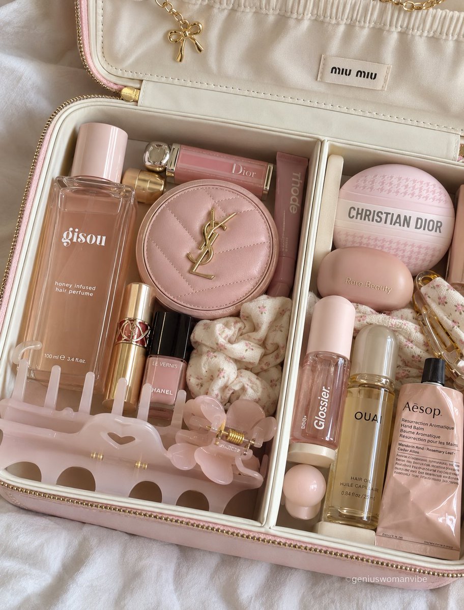 geniuswomanvibe's tweet photo. my kind of emergency kit 🎀 https://t.co/RT1TUyqyrp