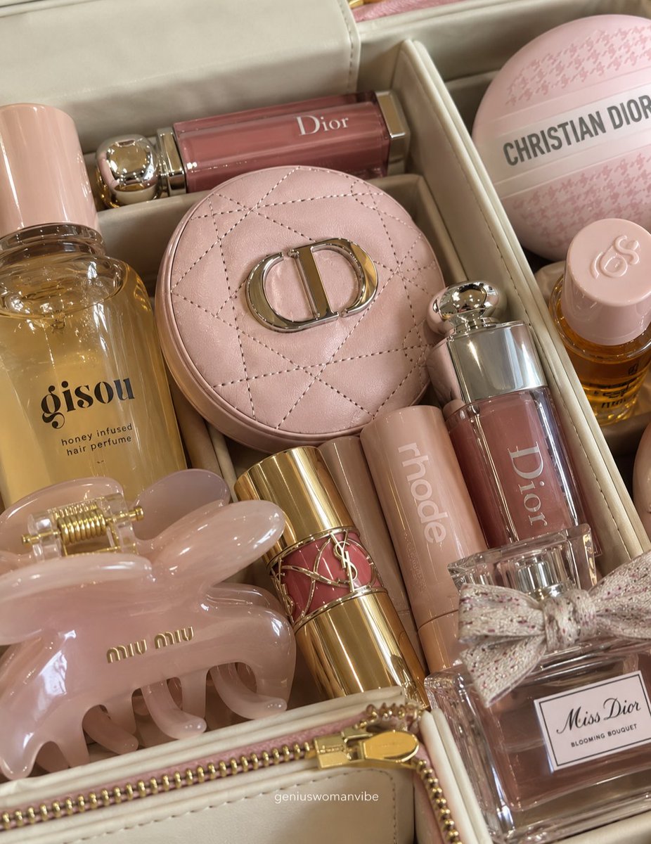 geniuswomanvibe's tweet photo. my kind of emergency kit 🎀 https://t.co/RT1TUyqyrp