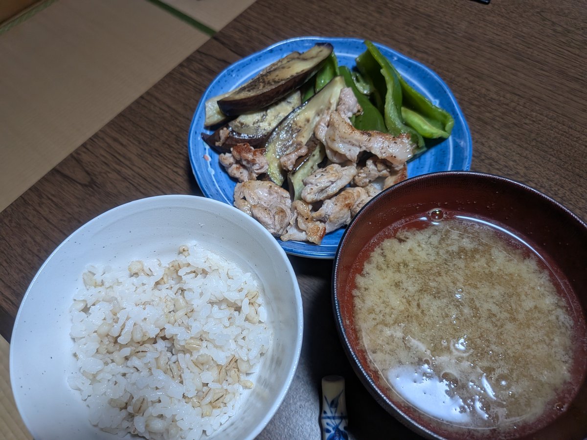 Moriiinyume's tweet photo. ∧󾔏∧　ｴｰﾝ
　｡･ﾟ･(　　 ∩･ﾟ･｡
　　　/　　 /
　　　し´`Ｊ
　　　三三三
　　2日間の記憶がないよー
生きてはいたしご飯も作ってたけど、何をしてたかは思い出せぬ
ので取り敢えずご飯貼ります
#もりんの雑ご飯 
3枚目の目玉焼き、うっかり堅焼きになっちゃった…悔しいっ https://t.co/fnilYrCx8h