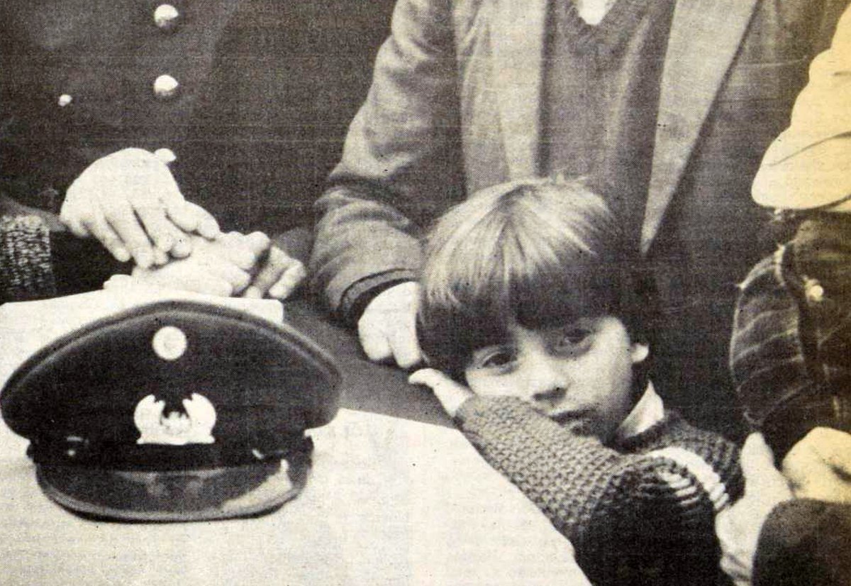 desde_1965's tweet photo. En el Cementerio General de Santiago, niño se despide de su padre asesinado por los comunistas, 9 de septiembre de 1986. https://t.co/rcOD4b0svc