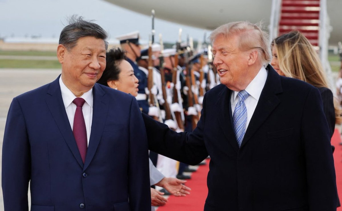 PotokInfo's tweet photo. 🇨🇳🇺🇸A TWO-MONTH FRIENDSHIP
Trump met Xi at the gangway. The phrase of the day: ‘truly great friendship’.

 The trade truce has been extended by two months — until 10 January. Not peace, just a reprieve.
Three topics on the table: AI, Iran and Taiwan. Beijing is asking for arms supplies to the island to be halted. Washington wants Xi to put pressure on Tehran.
WSJ: quiet talks on nuclear safeguards are taking place in parallel. The handshake was in front of the cameras. Nuclear talks — behind closed doors.
The summit has begun. The date is already marked on the calendar.
#Trump #Xi #China #Summit #Taiwan #AI #Iran #tariffs
