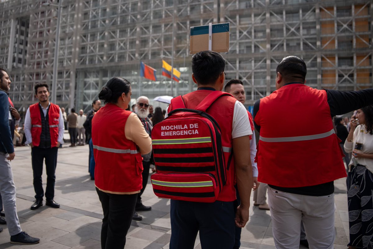 MinGobiernoEc's tweet photo. La prevención nos prepara para actuar.

En las plataformas Norte y Sur y desde el ECU 911 en Quito, se realizaron simulacros simultáneos de evacuación ante sismos, con la participación de instituciones públicas, para evaluar protocolos y fortalecer la respuesta ante emergencias https://t.co/Phe3wOl68s