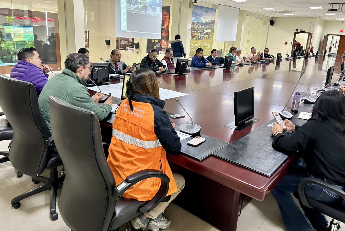 MinGobiernoEc's tweet photo. La prevención nos prepara para actuar.

En las plataformas Norte y Sur y desde el ECU 911 en Quito, se realizaron simulacros simultáneos de evacuación ante sismos, con la participación de instituciones públicas, para evaluar protocolos y fortalecer la respuesta ante emergencias https://t.co/Phe3wOl68s