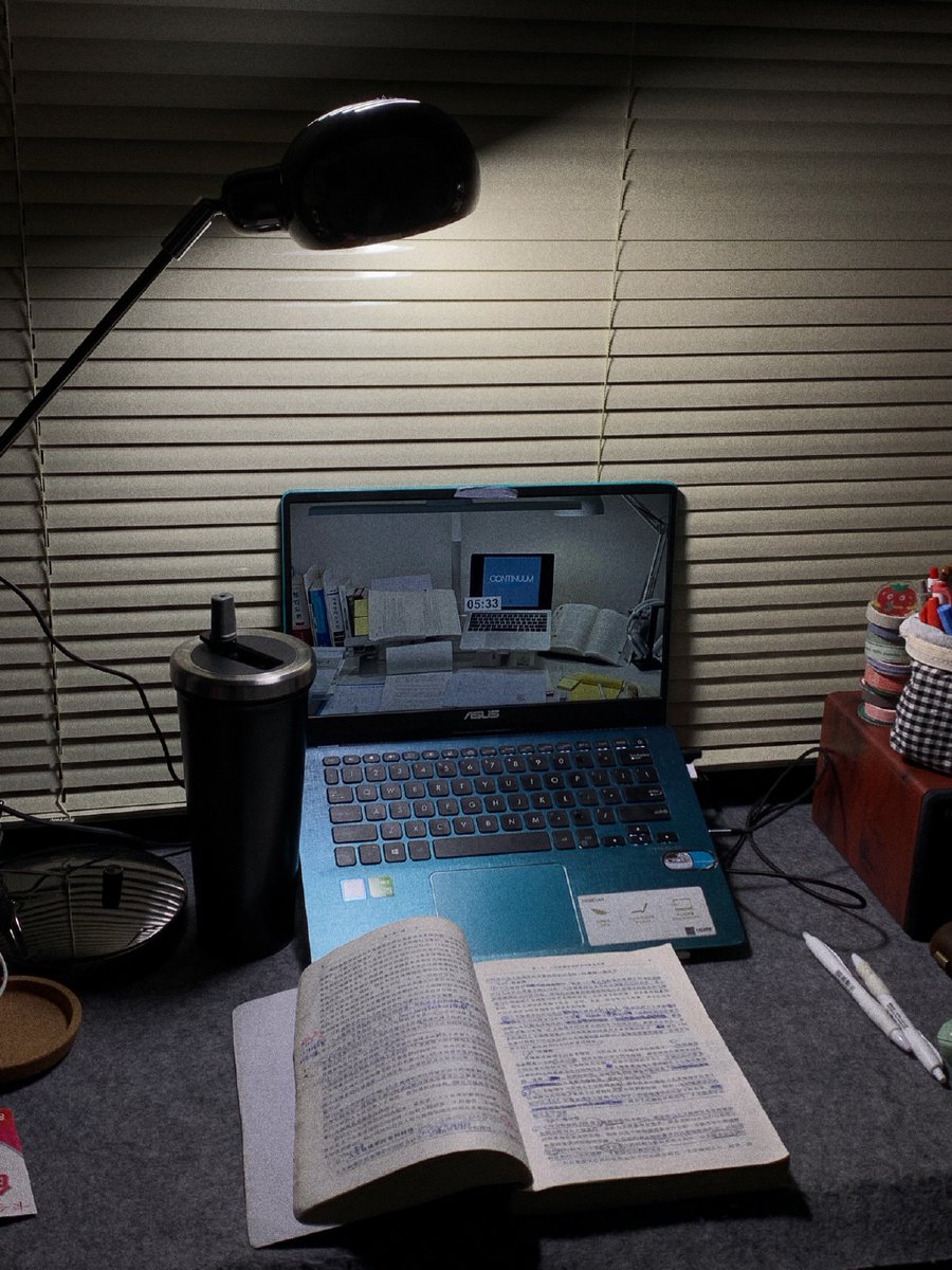 BrandieBorr's tweet photo. Llega la noche, sigo aquí en la oficina: archivos, correos y café caliente para aguantar la carga de trabajo de hoy! https://t.co/y0FRXXTdWi