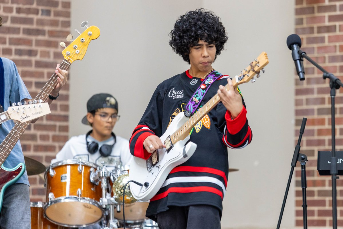 ElmhurstD205's tweet photo. 🎸 Homecoming Week is sounding pretty good at @YorkD205! 

Members of York’s Amateur Musicians Club took the stage during lunch periods today, performing for their classmates as part of the Homecoming Week festivities.

#WeAreD205 https://t.co/4AlLdEwnfM
