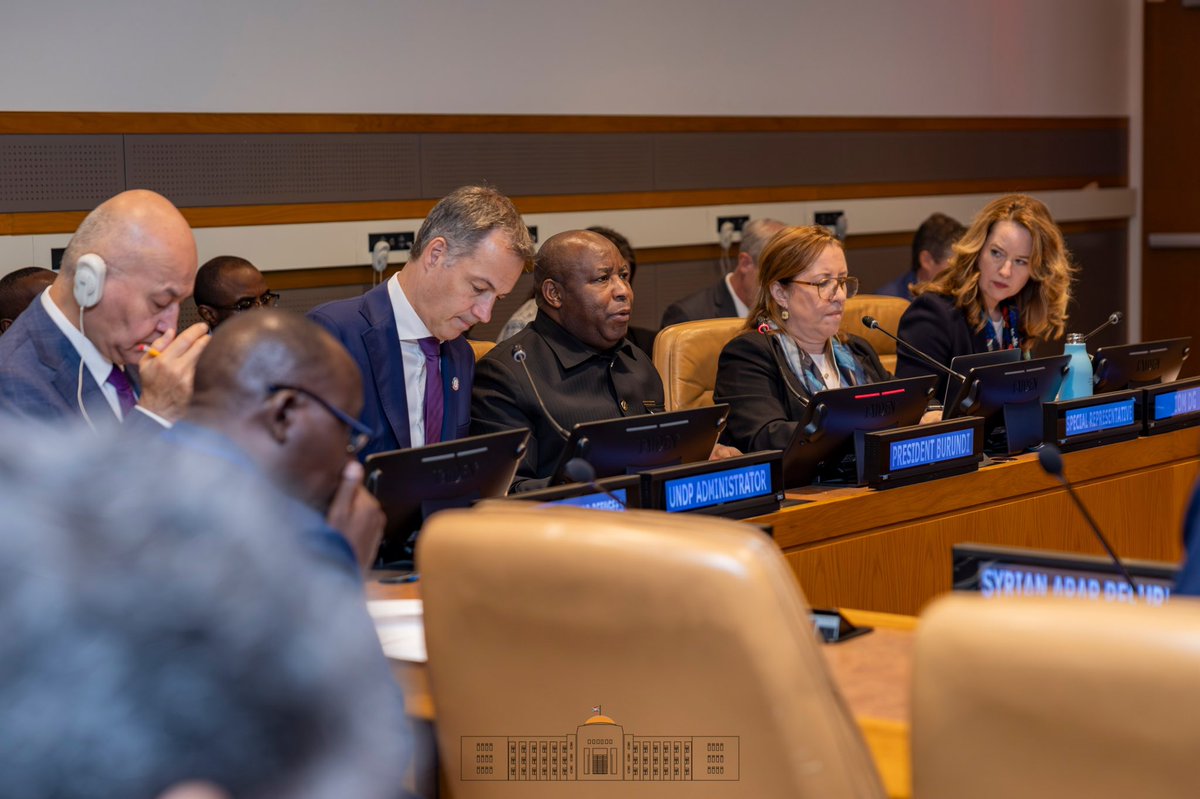 NtareHouse's tweet photo. Le Chef de l'Etat Évariste Ndayishimiye a présidé l'ouverture du Dialogue de haut niveau organisé en marge de la 81ème session de l'Assemblée Générale des Nations Unies, consacré aux solutions durables face aux déplacements forcés.

Cette rencontre vise à renforcer les solutions nationales, à consolider les partenariats régionaux et mondiaux, et à définir les orientations de la prochaine phase d'action.