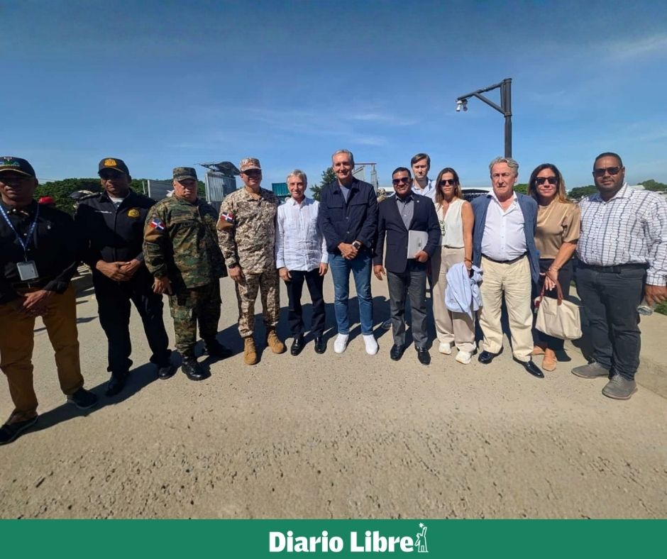 DiarioLibre's tweet photo. 📰 |#ActualidadDL| Delegación europea afirma que República Dominicana no puede cargar sola con la crisis haitiana
🔗https://t.co/WvxgOZbMep
Foto: DIARIO LIBRE/JAVIER GENAO
#DiarioLibre #Frontera #Haitianos #Dominicanos #Europeo https://t.co/S05wuUm6R4