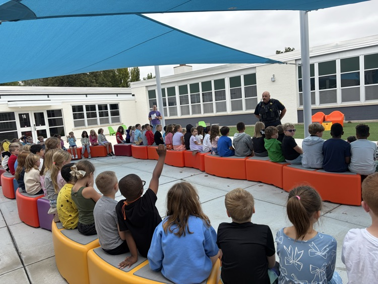 M19_MES's tweet photo. MES 2nd Grade had Officer Tim come by and talk about rules and laws to extend our Social Studies unit to real life.  #MESProud #19EveryStudent https://t.co/LfkjDTZqmU