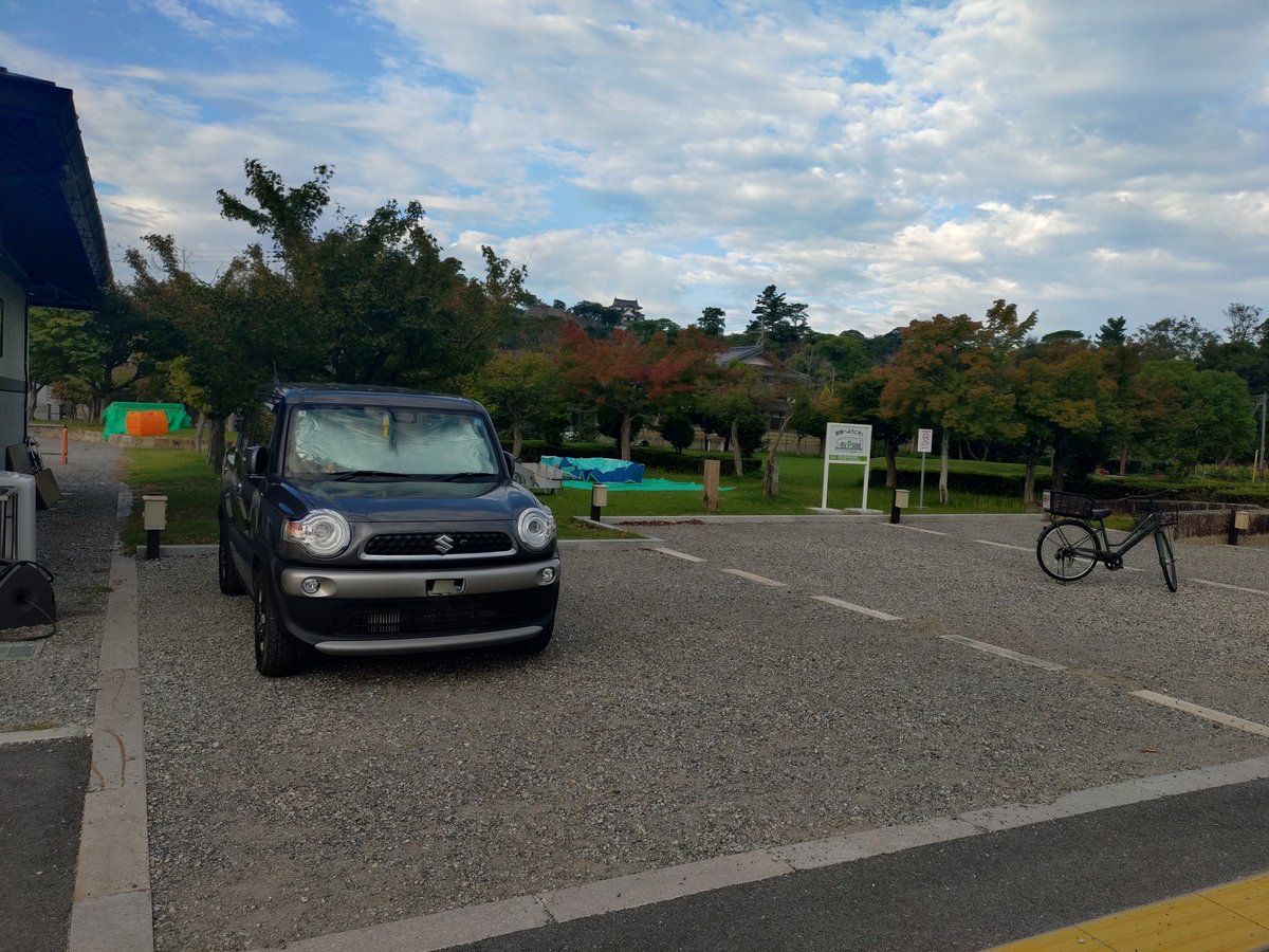 dangerkaien's tweet photo. おはよ。今日はRVパーク金亀公園を利用して車中泊。彦根城が見える良い場所でした。（車のナンバーは消しゴムマジック！） https://t.co/9YIM3Ez3tv