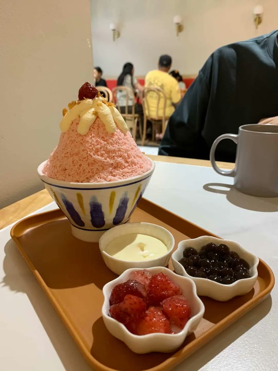 audreyrobir7e4's tweet photo. Craving something cold in the heat, we tried strawberry cheese foam bingsu with boba, then had a homemade-style burger at an open-air dinner by Jerudong Beach. The bingsu was soft and lightly sweet, while the burger was tasty but messy. https://t.co/NDLlqnOFfJ