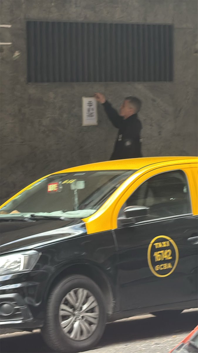 CABAOrdenada's tweet photo. En Boulogne Sur Mer al 500, los vecinos están DESESPERADOS por la venta de falopa y pusieron carteles para denunciarla. 

Pero horas después, vino la Policía de la Ciudad, de la Comisaría 3A, a retirarlos!

De qué lado están???

@MHPineiro