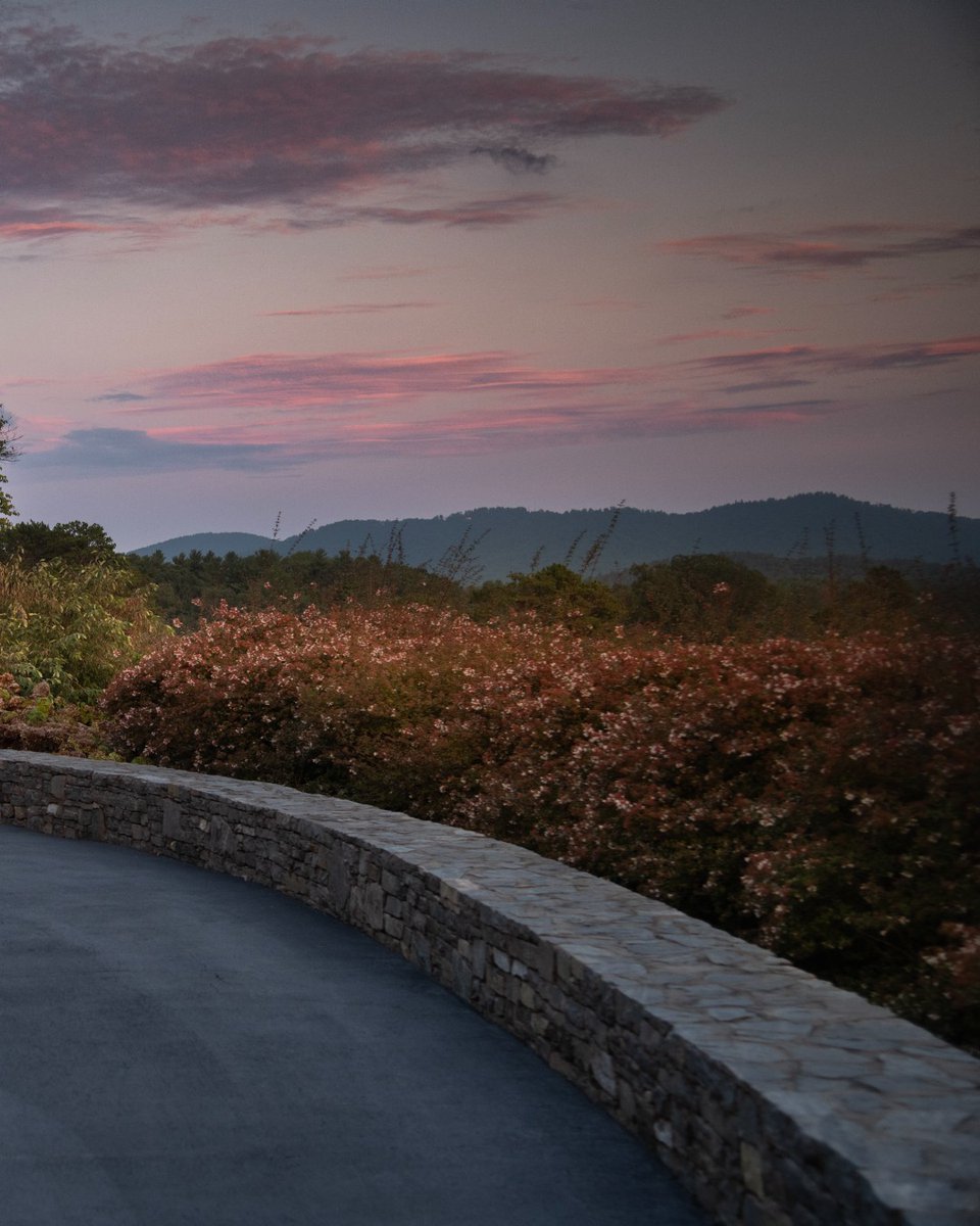 BiltmoreEstate's tweet photo. Plan a fall getaway with us 🍁

Cool mountain temperatures, changing foliage, and a relaxed, resort atmosphere make for the perfect autumnal trip. 

Explore special offers and more: https://t.co/OiUmVyxETQ https://t.co/frERl5bUL7