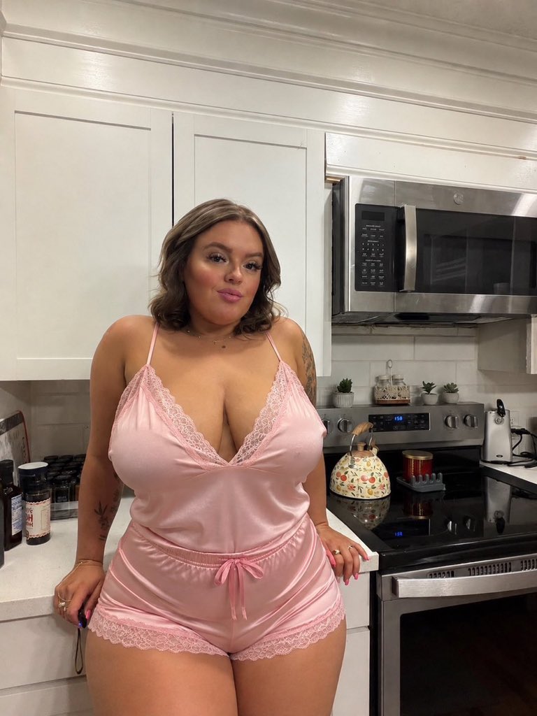 Taylorhoi2's tweet photo. Dm me if you’d like me to be your woman 😘 https://t.co/d0XadGFJVu