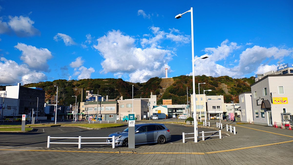 hatasoku's tweet photo. 稚内駅(*^ω^*)
駅前で17℃最高気温19℃です(；・∀・) https://t.co/ghxfEKpOwx