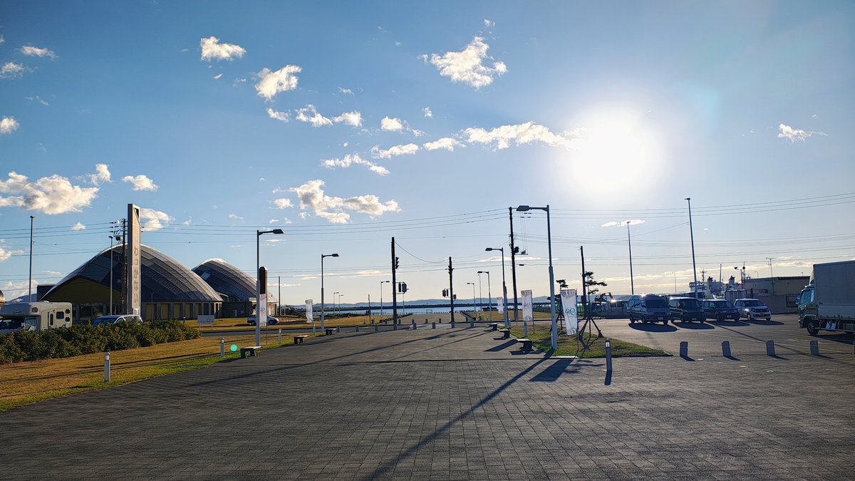 hatasoku's tweet photo. 稚内駅(*^ω^*)
駅前で17℃最高気温19℃です(；・∀・) https://t.co/ghxfEKpOwx