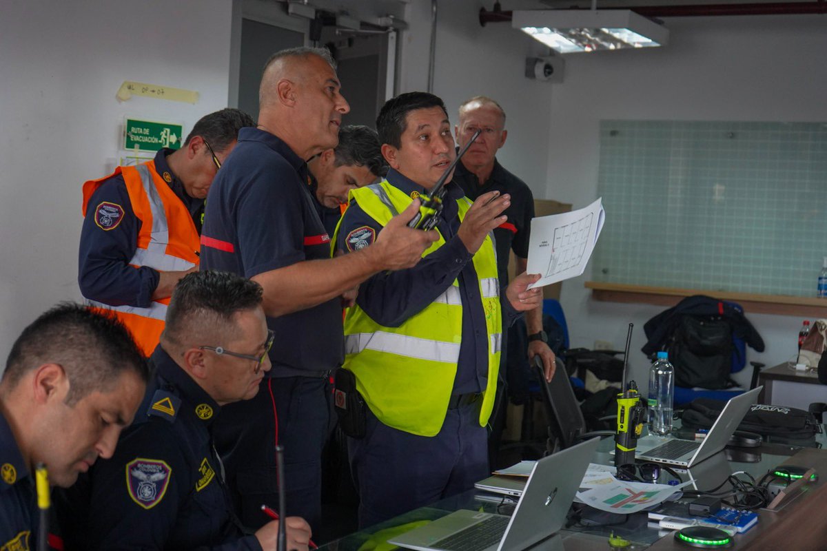 PaulaXHenaoE's tweet photo. Como parte de la articulación internacional entre @Bogota, @BomberosBogota y @ENSOSP de Francia, fortalecemos las capacidades de un grupo de oficiales y suboficiales en Gestión Operacional, Mando y Estrategia. 

Con ejercicios prácticos y metodologías internacionales, mejoramos la toma de decisiones y la coordinación en emergencias para proteger a Bogotá y su entorno.