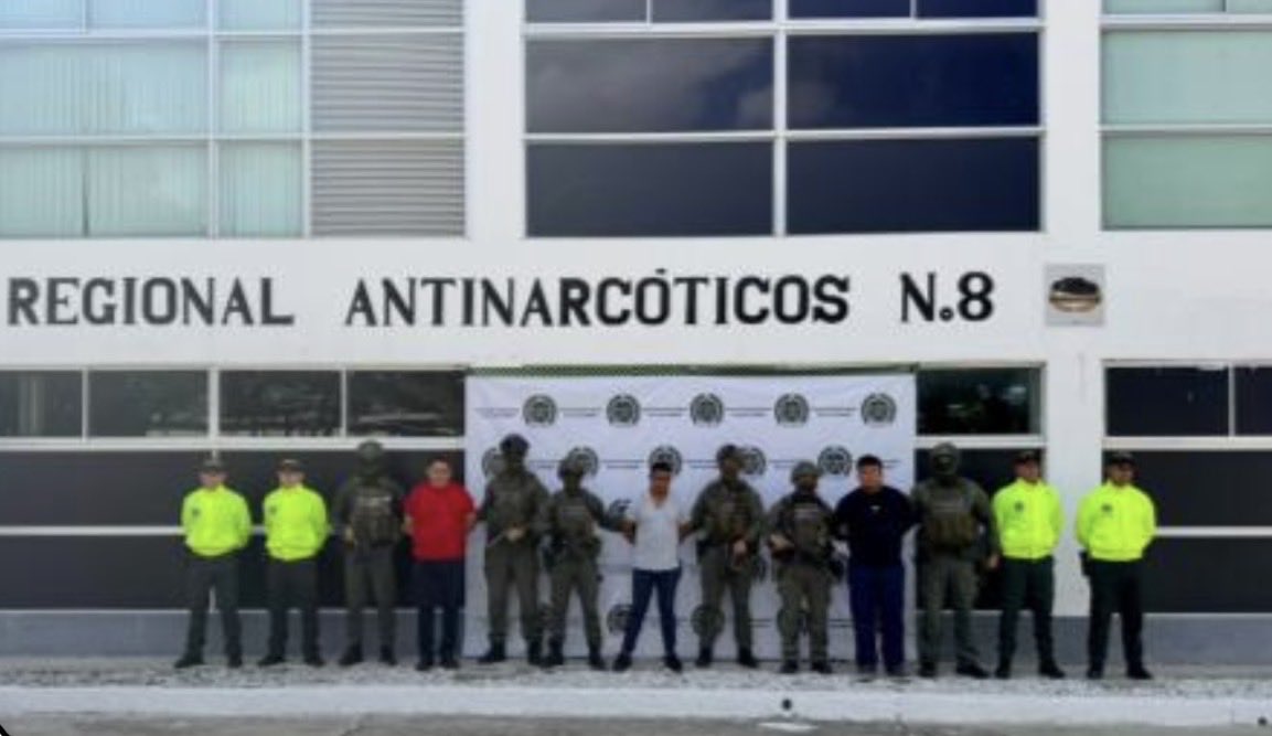 ABDELAESPRIELLA's tweet photo. Hoy golpeamos en dos operaciones a los narcoterroristas de las Autodefensas Conquistadoras de la Sierra.

En Santa Marta y Ciénaga, la Policía Nacional y el Ejército realizaron seis allanamientos y capturaron a 13 personas. Entre ellas está alias «Yolima», compañera sentimental del narcoterrorista alias «Pinocho», cabecilla principal de la estructura. Se incautaron cocaína, munición, celulares, panfletos intimidatorios y más de 29 millones de pesos en efectivo. También fue hallada una tarjeta bancaria a nombre de alias «Pinocho».

En la Operación Kratos, la Policía Antinarcóticos, en coordinación con la DEA y la Fiscalía, capturó en Santa Marta y Barranquilla a cuatro narcotraficantes solicitados en extradición por Estados Unidos. La investigación estableció una conexión de esta organización con el Cártel de Sinaloa, a través de alias «Flash» o «Comando 200». La red tenía capacidad para enviar más de dos toneladas de cocaína al mes hacia Estados Unidos y lo hacían con la Autodefensas Conquistadoras de la Sierra. 

He ordenado seguir la ruta del dinero e investigar a quienes, incluso dentro del entorno familiar de estos bandidos, actúen como testaferros o cómplices. Hay que caminarles a todos.

Voy a acabar con esta estructura criminal. Pinocho tiene las horas contadas. Él y todos los narcoterroristas de su grupo deben entregarse sin condición alguna, o les daré de baja como en derecho corresponde.

Gracias a la Policía Nacional, al Ejército, a la Fiscalía y a la DEA por su trabajo.

¡Firme por el Magdalena!

¡Firme por la Patria!

¡Que viva Cristo Rey! 

(A.D.L.E) 🇨🇴 🐅