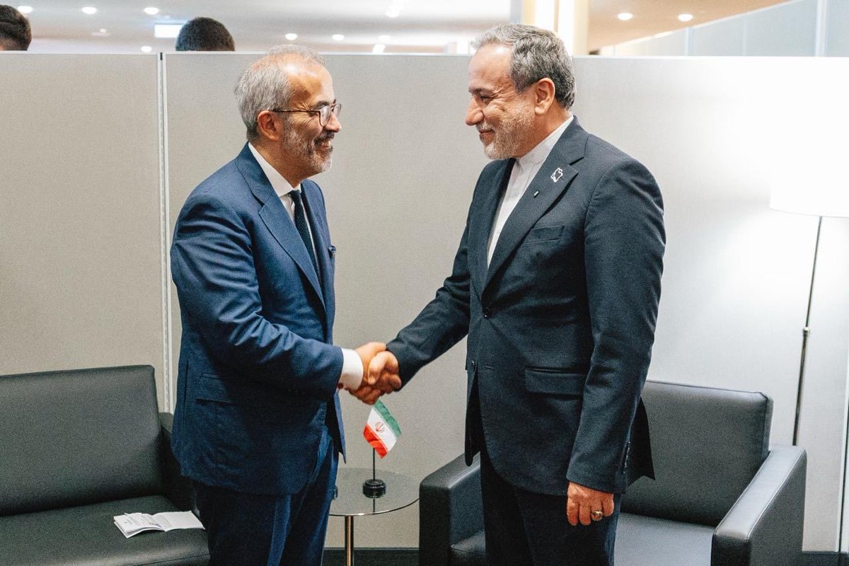 mne_pt's tweet photo. O MNE @PauloRangel_pt reuniu-se em Nova Iorque com o MNE do Irão, Abbas Araghchi @araghchi. 

Num dos dossiers mais sensíveis da agenda internacional, Portugal reafirmou uma convicção: mesmo perante profundas divergências, os canais de comunicação devem permanecer abertos e a diplomacia e o diálogo devem prevalecer sobre a escalada de tensão.

Liberdade de navegação, Direito Internacional, não proliferação nuclear e proteção de civis serão também preocupações de Portugal no próximo mandato no CSNU. 

Em janeiro de 2027, Portugal assumirá a Presidência do Conselho.