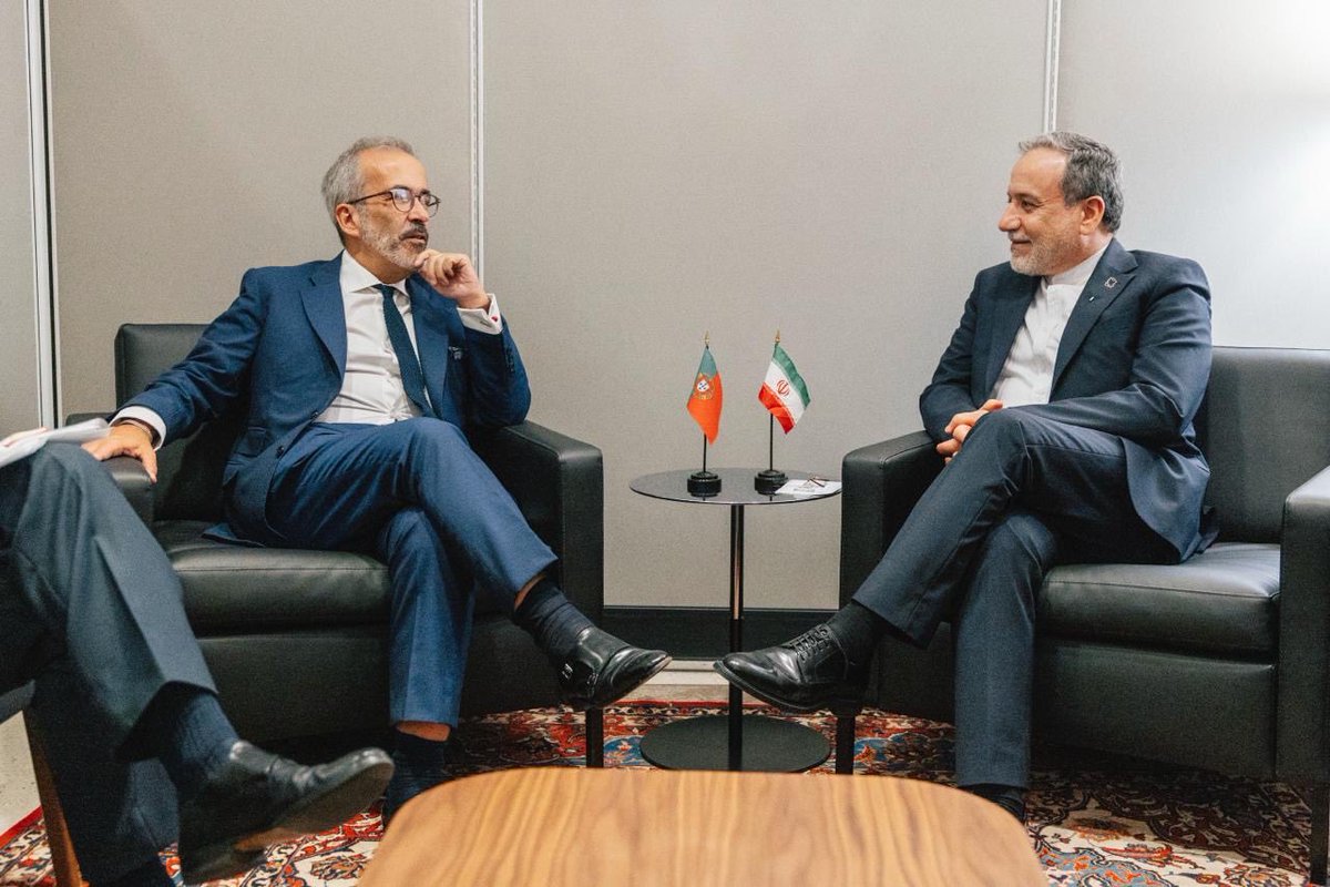 mne_pt's tweet photo. O MNE @PauloRangel_pt reuniu-se em Nova Iorque com o MNE do Irão, Abbas Araghchi @araghchi. 

Num dos dossiers mais sensíveis da agenda internacional, Portugal reafirmou uma convicção: mesmo perante profundas divergências, os canais de comunicação devem permanecer abertos e a diplomacia e o diálogo devem prevalecer sobre a escalada de tensão.

Liberdade de navegação, Direito Internacional, não proliferação nuclear e proteção de civis serão também preocupações de Portugal no próximo mandato no CSNU. 

Em janeiro de 2027, Portugal assumirá a Presidência do Conselho.