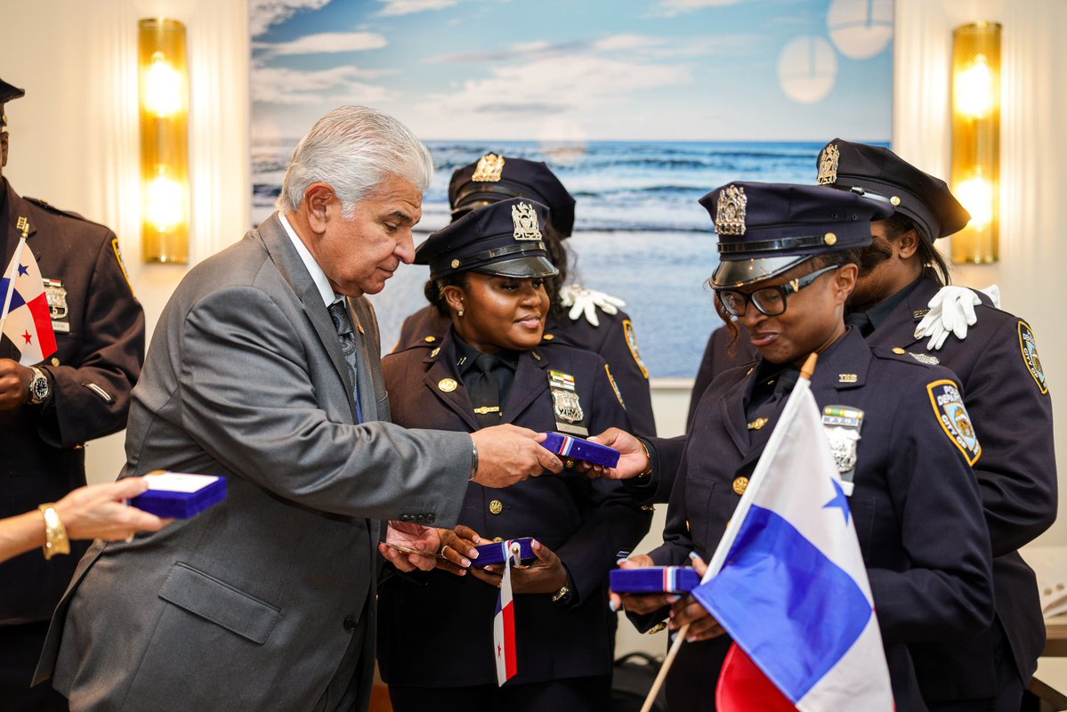 as_salazar's tweet photo. Presidente Mulino y la primera dama saludan a un grupo de oficiales panameños de la Policía de Nueva York

El presidente de la República, @JoseRaulMulino y la primera dama, @mulinomaricel recibieron a nueve panameños que forman parte de la Policía de Nueva York. El encuentro se dio en el marco de la ceremonia de designación de varios tramos de la avenida Franklin, en Crown Heights de Brooklyn, como “Little Panama Way”. Durante la actividad, se destacó que unos 200 panameños o descendientes están listados dentro del pie de fuerza de esta institución policial.

Como muestra de cortesía, los oficiales obsequiaron al mandatario y a su esposa la primera moneda conmemorativa emitida por la Policía de Nueva York en honor a Panamá. A su vez, el presidente Mulino entregó a cada agente una moneda alusiva al Palacio de las Gazas, sede la Presidencia.
