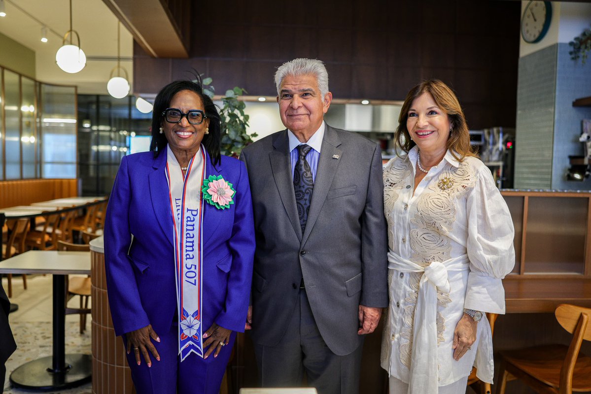 as_salazar's tweet photo. Presidente Mulino y la primera dama saludan a un grupo de oficiales panameños de la Policía de Nueva York

El presidente de la República, @JoseRaulMulino y la primera dama, @mulinomaricel recibieron a nueve panameños que forman parte de la Policía de Nueva York. El encuentro se dio en el marco de la ceremonia de designación de varios tramos de la avenida Franklin, en Crown Heights de Brooklyn, como “Little Panama Way”. Durante la actividad, se destacó que unos 200 panameños o descendientes están listados dentro del pie de fuerza de esta institución policial.

Como muestra de cortesía, los oficiales obsequiaron al mandatario y a su esposa la primera moneda conmemorativa emitida por la Policía de Nueva York en honor a Panamá. A su vez, el presidente Mulino entregó a cada agente una moneda alusiva al Palacio de las Gazas, sede la Presidencia.