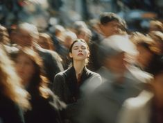 llias5109240799's tweet photo. Parle-moi de toi
pas du nom qu’on t’a donné
ni du rôle que tu joues cette saison.  

Pas du médecin,
pas du comptable,
pas de ce que le monde t’a collé
pour te donner une identité psychologique.  

Ça, c’est l’ego qui se rassure.
C’est l’image.
C’est le masque.
C’est la personnalité qui cherche à durer.

Parle-moi de la main
que tu n’as plus reconnue
un matin, en écartant le rideau.  

Parle-moi des pantoufles
que tu es allé reprendre
au fond de la poubelle,
parce qu’elles te ressemblaient encore.  

Parle-moi de ce qui t’habite
quand le bruit s’arrête,
de ce qui te réjouit sans raison,
de ce qui te saisit
et que tu n’oses pas dire.  

Pas les actualités,
pas les prix,
pas le curriculum.
Les plans ne te donnent pas d’identité.
Les hommes, oui.
Ils font de toi un titre, un rôle, une biographie.
Et tu t’y accroches
parce que l’ego a peur
de n’être rien de visible.

Parle-moi des percées de présence,
de la vie qui bouge doucement en toi,
de ces instants absents de toute biographie
et qui restent.  

Parle-moi de la transparence.
De ce qui, en toi, n’a plus besoin d’image.
De l’être qui n’est plus à la recherche
d’une identité à travers le travail,
l’amour,
la structure sociale.

Dis-moi comment tu traverses
le vide entre l’enfance et la mort,
comment tu supportes
de n’être pas tout sur cette terre.  

Parle-moi de l’immensité
qui bruit autour de toi
quand tu croises un inconnu,
quand tu ôtes ton manteau,
quand un pain chaud
te rappelle que tout n’est pas perdu.  

Ne me raconte pas ce que l’époque
fait miroiter dans ses flaques.
Dis-moi plutôt
ce que tu as perçu, un soir,
de trop vaste pour être nommé.  

Pas le grand moi.
Pas la voix intérieure qui te flatte
ou qui te juge.
La personne.
Celle qui n’a plus besoin
de se chercher.

Parle-moi de la peur
de ne pas assez aimer,
de ne pas assez contaminer
ceux que tu rencontres
de ta passion de vivre.  

Et si les mots manquent,
parle-moi quand même.
Même balbutiant.
Même saugrenu.
Même vrai.

Si tu me parles encore de ce que tu fais,
tu me parles encore du vieux théâtre.
Si tu me parles de ce qui t’habite
sans que tu y colles une valeur,
alors là,
tu commences à parler de toi.

Parle-moi de toi.
Pas de ta personnalité.
De ta personne.

De ce qui reste quand les rôles tombent :
ce qui habite, ce qui saisit, ce qui réjouit sans raison,
ces instants qui n’entrent dans aucun CV,
cette présence un peu gauche, vraie, parfois saugrenue.

Ce n’est pas un grand moi spirituel.
Ce n’est pas une identité à chercher, à construire, à afficher.
C’est l’être déjà là, plus transparent,
qui n’a plus besoin de se raconter pour exister.

Parle-moi de toi
tel que tu es
quand tu n’as plus rien à prouver.

𝑨̂𝒍𝒍𝒊𝒂𝒔✨
𝑪𝒆 𝒒𝒖𝒊 𝒓𝒆𝒔𝒕𝒆 𝒒𝒖𝒂𝒏𝒅 𝒍𝒆𝒔 𝒓𝒐̂𝒍𝒆𝒔 𝒕𝒐𝒎𝒃𝒆𝒏𝒕.
𝑺𝒖𝒓 𝒍𝒆 𝑽𝒊𝒇
25/09/2026