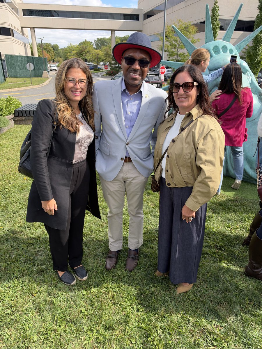 PS55SI's tweet photo. We received a $1000 LOVEducation Grant❤️from the Lois &amp; Richard Nicotra Foundation. Thank you to the @NicotraGroup, Mrs. Brock and Mrs. Anderson for representing our student council, sharing how we S.H.I.N.E., and @DocPalton for always support our @CSD31SI students &amp; staff! 🎉 https://t.co/3DsllaenPl