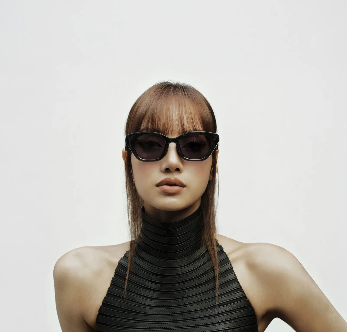 GQJAPAN's tweet photo. #Meta が #LISA と共同でデザインした「Meta Glasses by LISA」を発表。カスタムのスターマークや、LISAのペットに着想を得たケースチャームなど、彼女の世界観を反映したディテールにも注目だ。
https://t.co/CqbcpXik1y https://t.co/9aOBGGOlfw