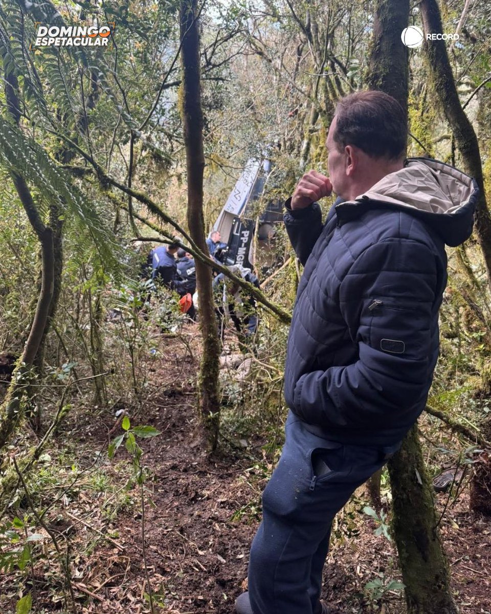 DomEspetacular's tweet photo. CABRINI: A INVESTIGAÇÃO DO ACIDENTE DE RICK | Roberto Cabrini chega até o local da queda do helicóptero na Serra de Santa Catarina. O cantor Rick, da dupla Rick & Renner, morreu aos 59 anos no acidente com outras quatro pessoas: o empresário Bruno Avelar, o videomaker Paulo Soares, o piloto Antônio Roberto Nóbrega de Araújo e o copiloto Leopoldo Barros Teixeira.  

O #DomingoEspetacular reconstruiu os últimos passos do cantor, ouviu os profissionais que participaram das buscas e refez o trajeto da aeronave em um sobrevoo pela região. 

👉 Não perca! É neste domingo (27), às 18h30, logo após o #AcerteOuCaia.
#ReportagensDE #RECORD