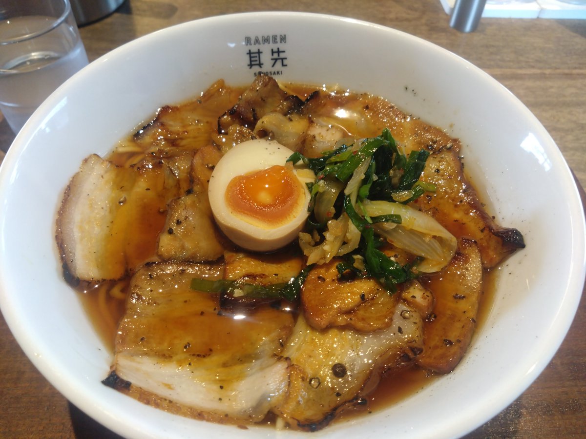 fryingakazou's tweet photo. シルバーウィーク期間内限定
其先さんの焼豚ラーメン大盛
焼豚味とのボリュームとニラと玉ねぎ、味玉がが、とても美味しく大満足でした。
作ってるところ見てたら、これはレギュラーメニューは無理って感じで、店主が焼豚焼きまくってました

ごちそう様でした https://t.co/AfHxvqGdjZ