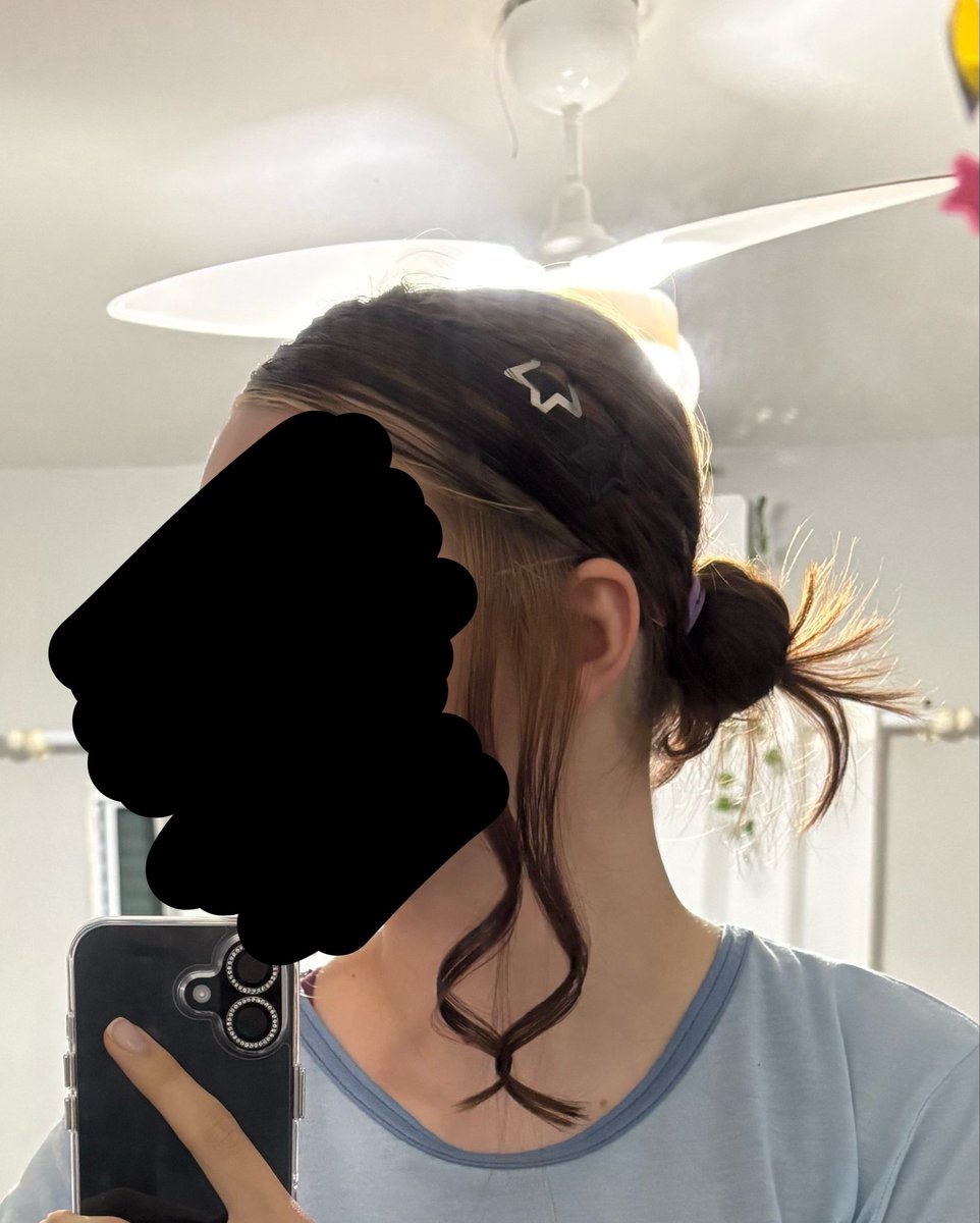 rm_kqtu's tweet photo. primeiro teste de penteado pro show 🫠
tenho q arrumar a franja pra ficar maior, e n sei se deixo essa trancinha solta ou presa :/ https://t.co/7Dskg5sQhP