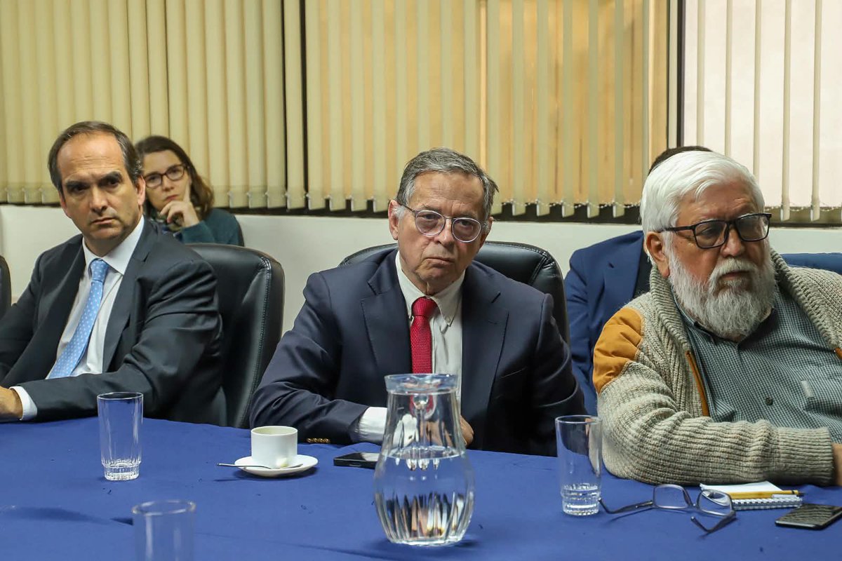 MinagriCL's tweet photo. 🌎🍒 Fortalecer y diversificar los mercados para los productos agrícolas chilenos es uno de los desafíos abordados en la sesión del Consejo Exportador Agroalimentario, encabezado por el ministro de Agricultura, Jaime Campos; la subsecretaria de @subrei_chile, Paula Estévez y @ProChile.

🤝🇨🇱 La instancia reúne a representantes públicos y privados para coordinar acciones, compartir los lineamientos estratégicos del Gobierno en materia de inserción internacional y recoger las principales inquietudes y desafíos del sector agroexportador.