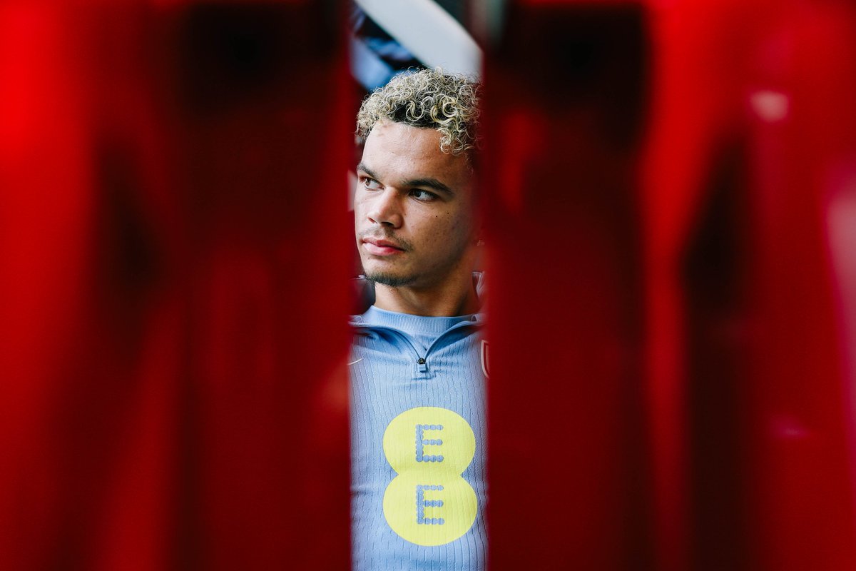 ManCity's tweet photo. 🦁🦁🦁

🏴󠁧󠁢󠁥󠁮󠁧󠁿 @England https://t.co/MwqkTkwBk5