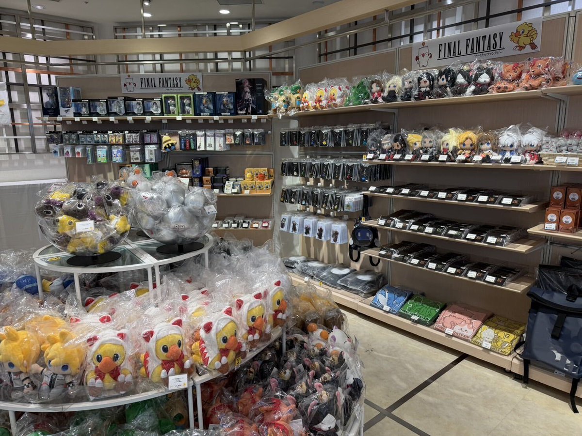 SQEX_MD_GOODS's tweet photo. ＼✨✈️成田空港第2ターミナル「SQUARE ENIX POP UP STORE」まもなく終了！🧳✨／

📍成田空港第2ターミナル本館4階 AIRPORT MALL
🗓️2026/9/27(日)まで
https://t.co/ImoIlC5lmO

新商品「ドラゴンクエスト　40周年記念缶　アニバーサリー　チョコインクッキー」も販売中！

描き下ろしイラストを使用した商品をはじめスクエニ商品が多数ラインナップ！
ご旅行やお出かけの際には、ぜひお立ち寄りください♪

#スクエニPOPUP #ファイナルファンタジー #ドラゴンクエスト