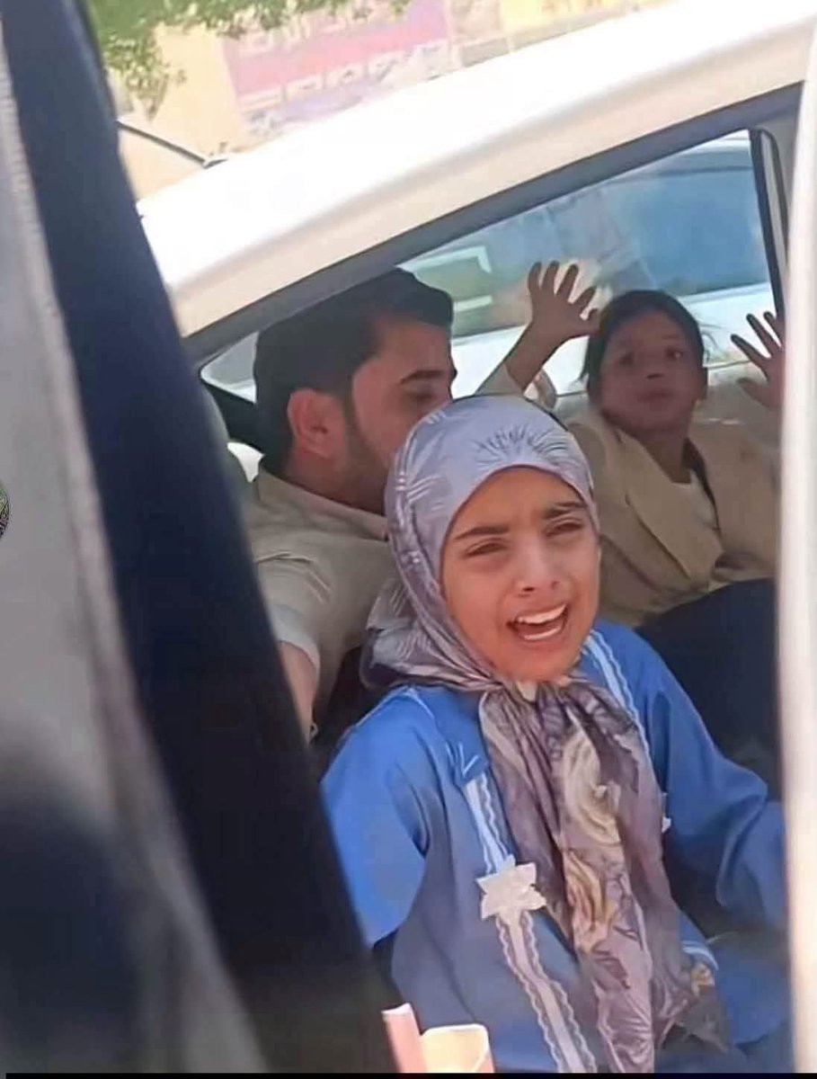 lawyer_mohamd's tweet photo. من هوان الدنيا على الحر ان يكون محاميا في بلاد قوانينه تعجز عن حماية طفل !
.. 
الصورة لطفلة تبكي بعد اخذها من والدتها بحكم القانون 
سامحينا ياصغيرة ان استطعتي https://t.co/v2WzP7dE2C